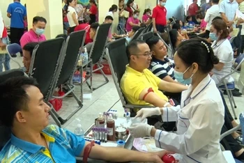 Ngày hội hiến máu tình nguyện mang tên “Sắc đỏ biên cương” ở TP Lào Cai.