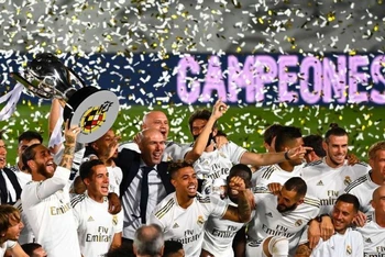 Real chính thức lên ngôi vô địch La Liga lần đầu tiên kể từ năm 2017 và lần thứ 34 trong lịch đội bóng. (Ảnh: Getty Images) 