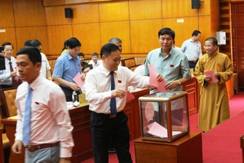 Các đại biểu HĐND tỉnh Lạng Sơn tham gia bầu chức danh Chủ tịch UBND tỉnh Lạng Sơn, nhiệm kỳ 2016-2021.