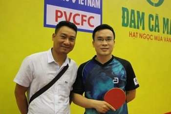 Trần Huy Bảo chụp hình với người hâm mộ tại Giải vô địch bóng bàn toàn quốc Báo Nhân Dân lần thứ 38, năm 2020.