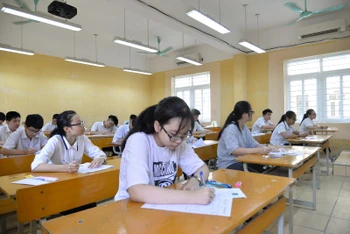 Thí sinh chuẩn bị làm bài thi môn Ngữ văn tại điểm thi Trường THPT Đoàn Kết (quận Hai Bà Trưng, Hà Nội), sáng 17-7.