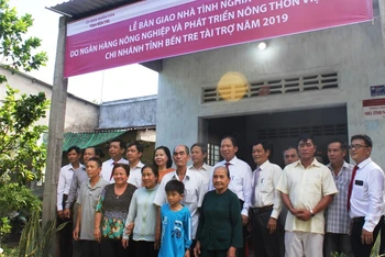 Lãnh đạo chính quyền địa phương và Agribank chi nhánh Bến Tre bàn giao nhà tình nghĩa cho gia đình ông Hồ Ngọc Khoa.