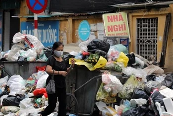 Tại các con phố nội thành Hà Nội, hai bên đường xuất hiện những đống rác cao như núi. Hình ảnh tại phố Ngọc Khánh, quận Ba Đình.