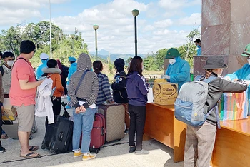 Các sinh viên Lào làm thủ tục nhập cảnh qua cửa khẩu Nam Giang.