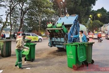 Công nhân Công ty Môi trường đô thị Hà Nội khẩn trương thu dọn rác thải tồn đọng trong nội thành Hà Nội những ngày qua.