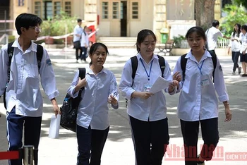 Các thí sinh sau buổi thi môn Toán tại điểm thi Trường THPT Việt Đức (quận Hoàn Kiếm).