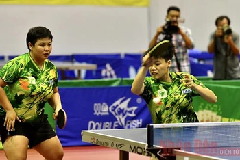 Cặp đôi Mai Hoàng Mỹ Trang- Nguyễn Bạch Thanh Thư giành thắng lợi dễ dàng 3-0 để giành chức vô địch đôi nữ. (ẢNH: DUY LINH)