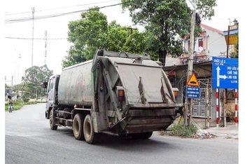 Chiều 17-7, người dân hai xã Hồng Kỳ và Nam Sơn, huyện Sóc Sơn (Hà Nội) đã gỡ bỏ rào chắn để xe rác vào Khu liên hợp xử lý rác Nam Sơn. Ảnh: VINH PHẠM