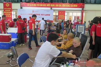 Nhiều người tham gia hiến máu trong ngày hội.