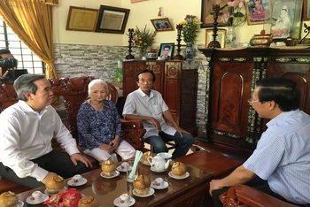 Đồng chí Nguyễn Văn Bình cùng Đoàn công tác thăm gia đình Mẹ Việt Nam Anh hùng Lê Thị Khanh.