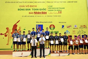Đồng chí Quế Đình Nguyên và đồng chí Nguyễn Danh Hoàng Việt trao huy chương và phần thưởng cho các vận động viên đoạt giải tại nội dung đồng đội nam.