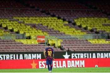 Messi thất vọng khi Barca không thể bảo vệ thành công cúp vô địch La Liga. (Ảnh: FC Barcelona)
