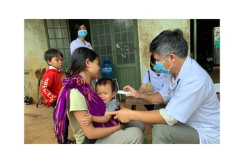 Cán bộ y tế khám sàng lọc cho người dân xã Hải Yang, huyện Ðăk Ðoa, Gia Lai.