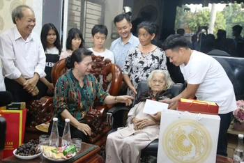 Chủ tịch Quốc hội Nguyễn Thị Kim Ngân thăm Mẹ Việt Nam Anh hùng Trần Thị Âm.