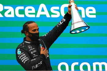 Lewis Hamilton trên bục vinh quang - Hungarian Grand Prix 2020. (Ảnh: F1)