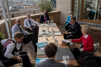 Các nhà lãnh đạo EU họp bên lề hội nghị thượng đỉnh tại Bỉ, ngày 18-7. (Ảnh: Reuters)