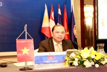 Thứ trưởng Ngoại giao Nguyễn Quốc Dũng chủ trì cuộc họp trực tuyến liên ngành của các quan chức cao cấp ASEAN ngày 20-7. (Ảnh: Bộ Ngoại giao)