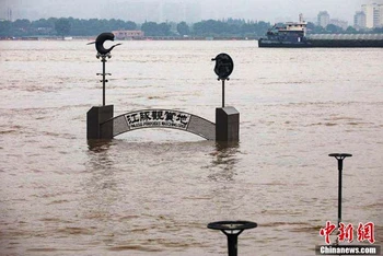 Một điểm vãn cảnh ven sông Trường Giang bị ngập. (Nguồn: chinanews)