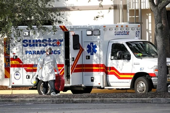 Một nhân viên y tế bước xuống khỏi xe cấp cứu bên ngoài Bệnh viện đa khoa St. Petersburg, bang Florida (Mỹ), nơi điều trị các bệnh nhân Covid-19. Ảnh: Reuters