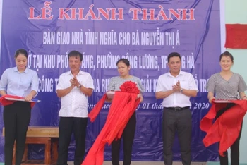 Lễ khánh thành Nhà tình nghĩa cho bà Nguyễn Thị Á (TP Đông Hà, Quảng Trị).