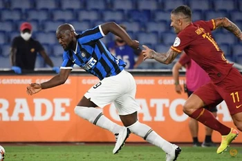 Tiền đạo Romelu Lukaku (áo xanh) giúp Inter Milan thoát khỏi cảnh trắng tay trên sân của AS Roma. (Ảnh: Reuters)