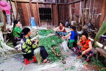 Người H’Mông sinh sống lâu đời ở Lùng Tám và nổi tiếng với nghề dệt lanh, nhuộm chàm, vẽ sáp ong để tạo nên những sản phẩm thổ cẩm độc đáo. Bà con bảo nhau lập ra hợp tác xã dệt lanh để cùng nhau phát triển nghề cổ truyền.