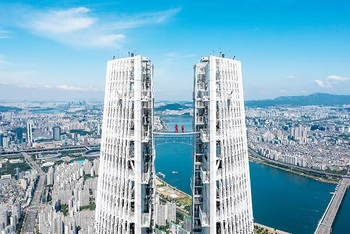Du khách có thể trải nghiệm cảm giác "đi bộ trên không trung" giữa hai tòa nhà cao nhất Hàn Quốc (Ảnh: YONHAP)
