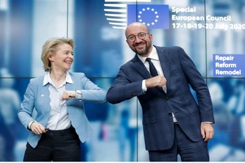 Chủ tịch Ủy ban châu Âu Ursula von der Leyen (bên trái) và Chủ tịch Hội đồng châu Âu Charles Michel "bắt tay kiểu Covid-19" khi kết thúc họp báo tại Brussels. (Ảnh: Reuters)