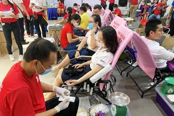 Hàng nghìn người dân tình nguyện hiến máu sáng 21-7.