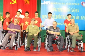 Trao tặng xe lăn cho thương, bệnh binh tại Trung tâm điều dưỡng người có công số II Hà Nội.