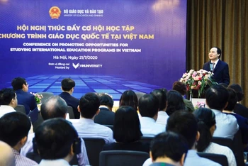 Bộ trưởng GD-ĐT Phùng Xuân Nhạ phát biểu tại hội nghị.