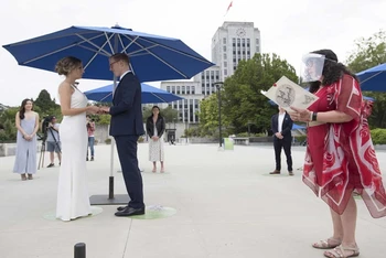 Các vị khách có mặt trong một lễ cưới tại Vancouver, Canada, tuân thủ giãn cách xã hội. (Ảnh: Canadian Press)