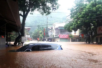 Mưa lớn khiến nhiều tuyến đường ở TP Hà Giang ngập sâu. (Ảnh: KHÁNH TOÀN)