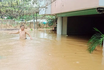 Nhiều hộ dân ở thành phố Hà Giang bị ngập sâu trong nước.