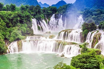 Thác Bản Giốc nằm trong Công viên địa chất Non nước Cao Bằng là một trong bốn dòng thác xuyên quốc gia lớn nhất thế giới (Ảnh: TRAVEL LOVER) 