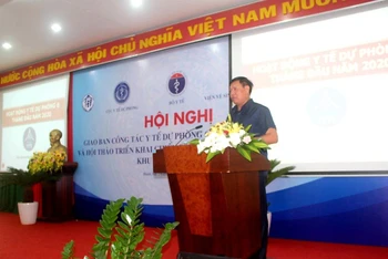 Thứ trưởng Y tế Đỗ Xuân Tuyên phát biểu chỉ đạo tại Hội nghị giao ban.