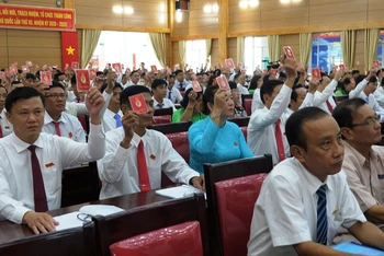 Các đại biểu biểu quyết tại Đại hội.