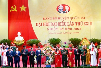 Đại diện MTTQ và các đoàn thể huyện Quốc Oai tặng hoa chúc mừng Đại hội.