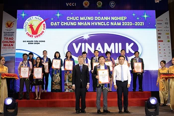  Giám đốc Đối ngoại Công ty Vinamilk Đỗ Thanh Tuấn, nhận giấy chứng nhận Hàng Việt Nam chất lượng cao lần thứ 24.