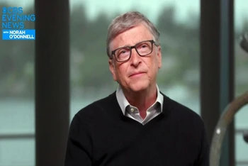 Ông Bill Gates trả lời phỏng vấn chương trình CBS Evening News. (Ảnh chụp màn hình)