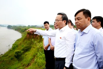 Phó Chủ tịch Quốc hội Phùng Quốc Hiển khảo sát nguồn nước sông Hồng ở xã Bản Qua, huyện Bát Xát, tỉnh Lào Cai.