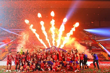 Liverpool ăn mừng chiến thắng chiếc cúp Premier League mùa giải 2019-2020.