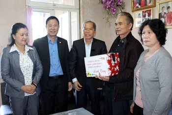 Bí thư Tỉnh ủy Lâm Đồng Nguyễn Xuân Tiến (giữa), thăm gia đình chính sách tiêu biểu tại huyện Lạc Dương (Ảnh: N.T)
