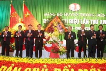 Phó Bí thư Thường trực Tỉnh ủy Bùi Thanh Hà thay mặt Ban Chấp hành Đảng bộ tỉnh phát biểu chỉ đạo, tặng hoa chúc mừng Đại hội.