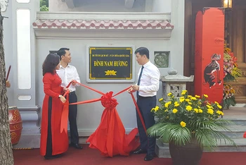 Gắn biển công trình chào mừng Đại hội Đảng bộ quận Hoàn Kiếm lần thứ 26.