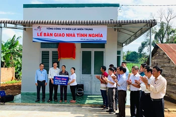 Bàn giao nhà tình nghĩa cho bà Nguyễn Thị Tịnh.