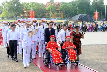 Đoàn đại biểu Bà mẹ Việt Nam Anh hùng đặt vòng hoa và vào Lăng viếng Chủ tịch Hồ Chí Minh.