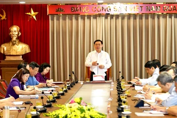 Đồng chí Vương Đình Huệ, Ủy viên Bộ Chính trị, Bí thư Thành ủy Hà Nội phát biểu ý kiến tại hội nghị.