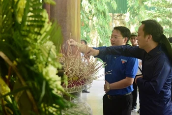 Dâng hoa, dâng hương tại Khu di tích lịch sử Ngã ba Đồng Lộc - Hà Tĩnh.