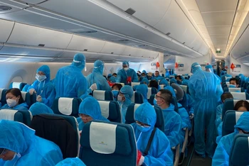 Toàn bộ hành khách và phi hành đoàn được trang bị đồ bảo hộ toàn thân trong suốt hành trình.